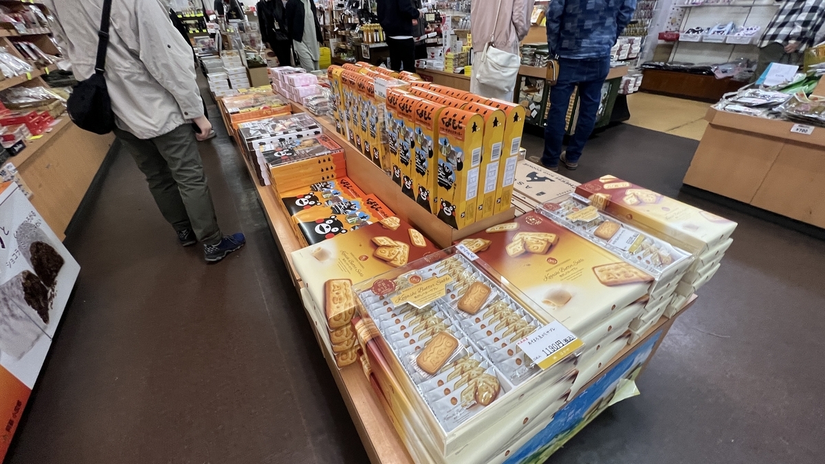 陈列着熊本熊点心和烘焙点心等纪念品的商店货架