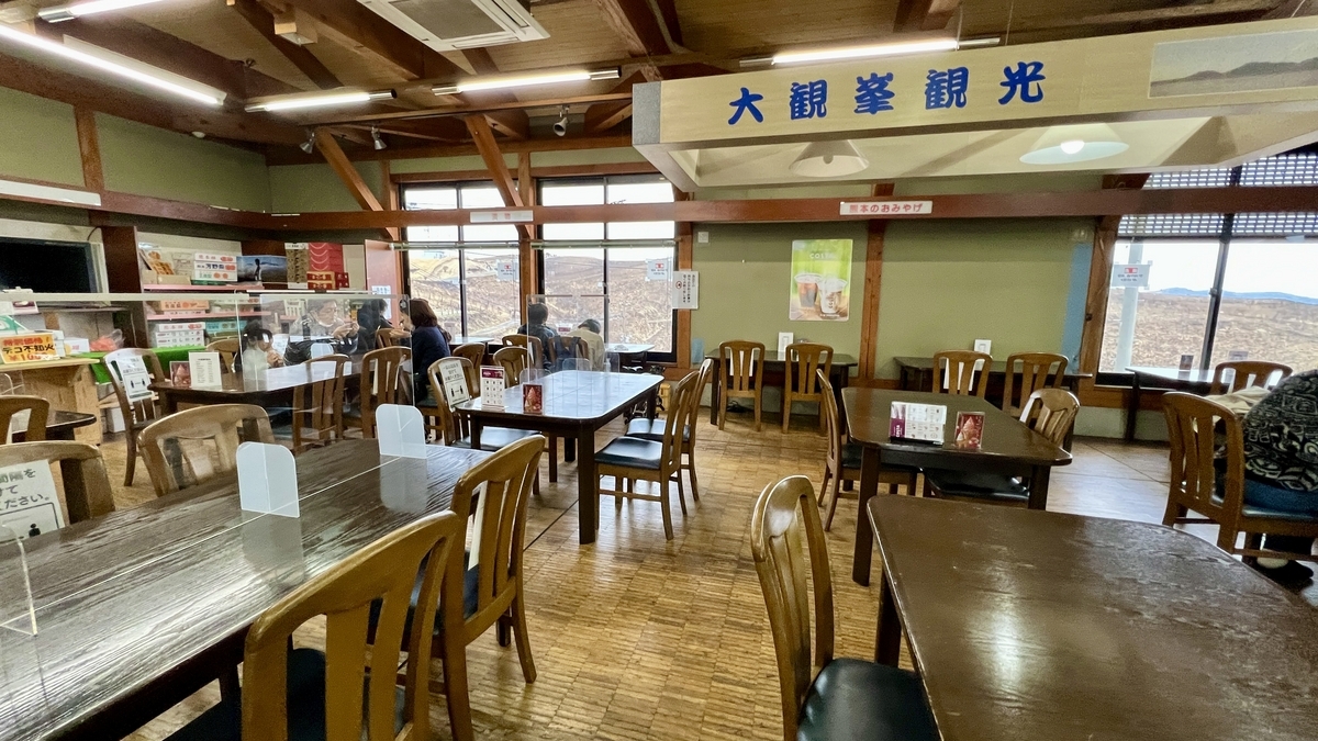 阿苏大观峰茶屋餐厅的木桌与靠窗座位