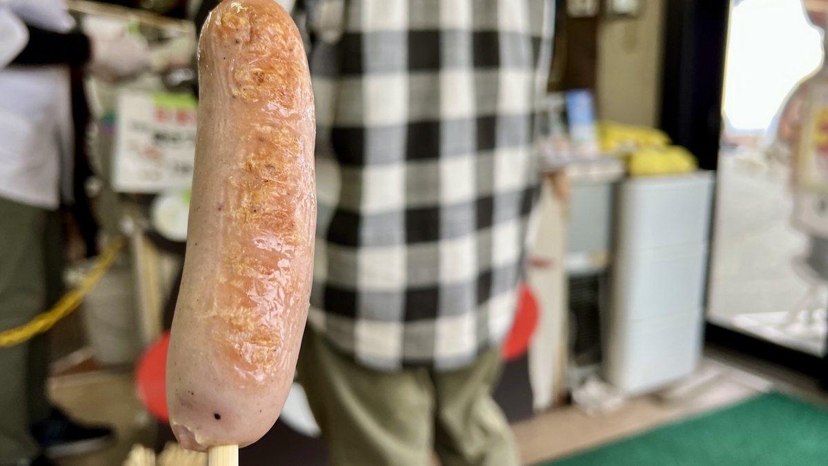 可以看到串在签子上的手工烤香肠焦色的特写