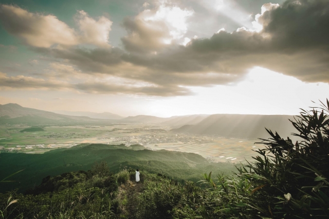 夕阳照射的阿苏山脉与火山口平原的风景