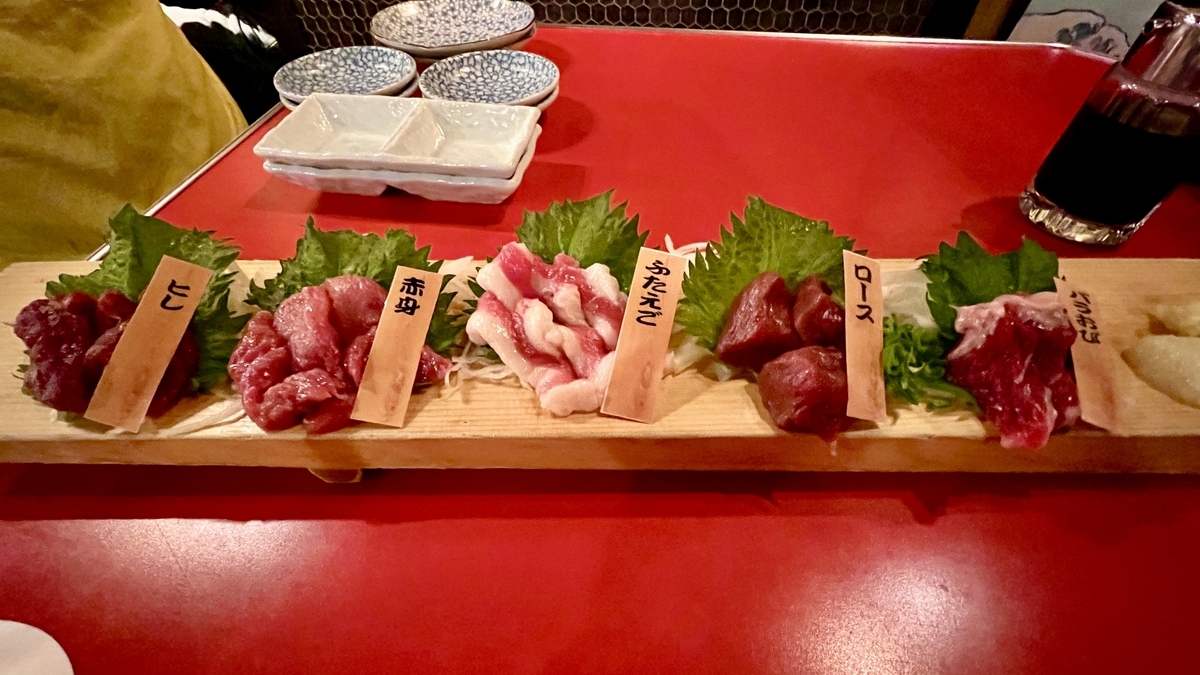 摆放着赤身和二重子等部位的樱刺五点拼盘