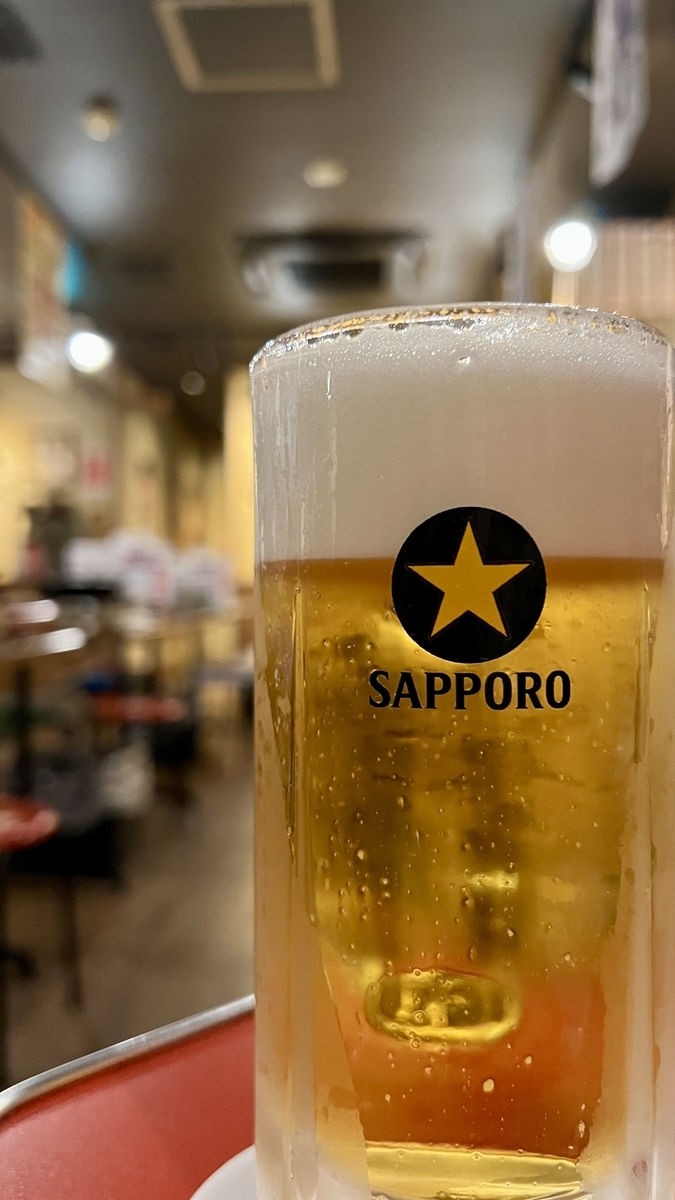 店内餐桌上放着的札幌生啤酒杯