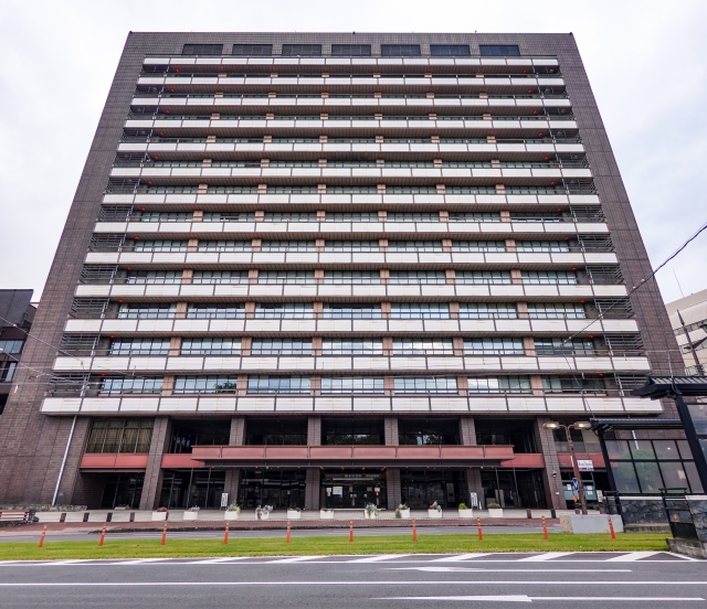 熊本市政厅主楼正面外观,横向长窗排列的多层办公大楼