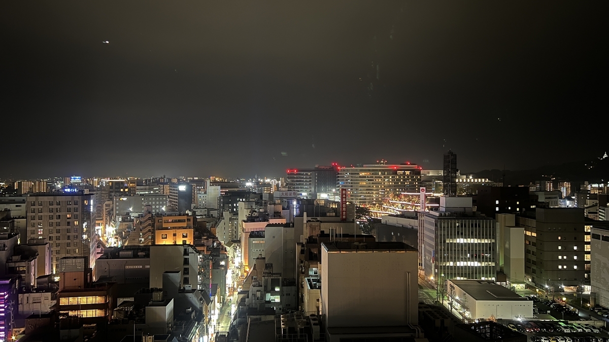 通往繁华街方向的街道和密集的建筑灯光,熊本市区夜景