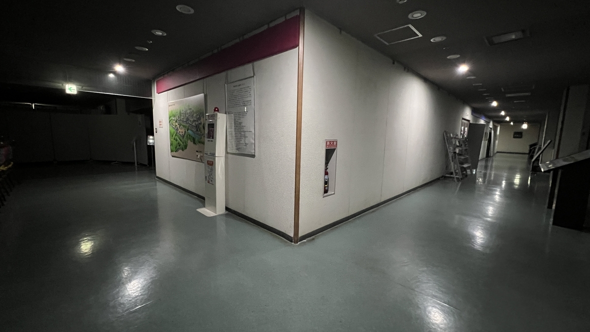 晚上9点左右观景大厅内安静的走廊和墙上排列的指示牌