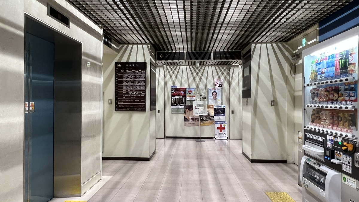 市政厅1楼南侧入口的电梯厅和排列着指示牌的走廊