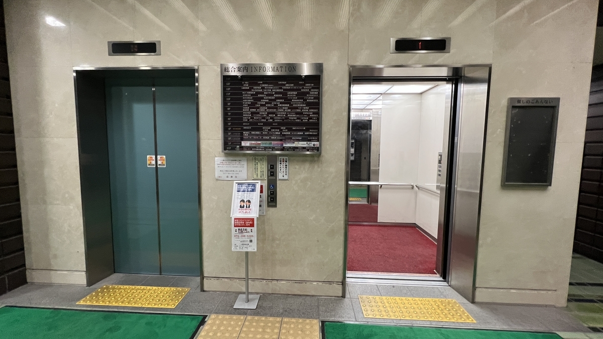 直达电梯门打开,可以看到铺着红色地毯的电梯内部,市政厅电梯厅