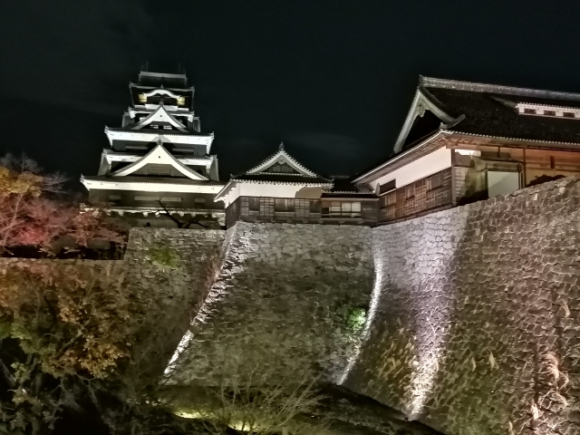 灯光秀下浮现的熊本城石垣和橹的白墙并排的夜景