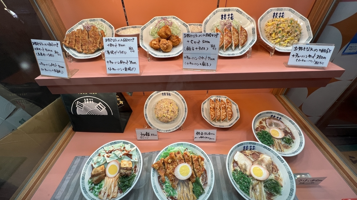 桂花本店橱窗中陈列的饺子、炒饭和拉面食品模型