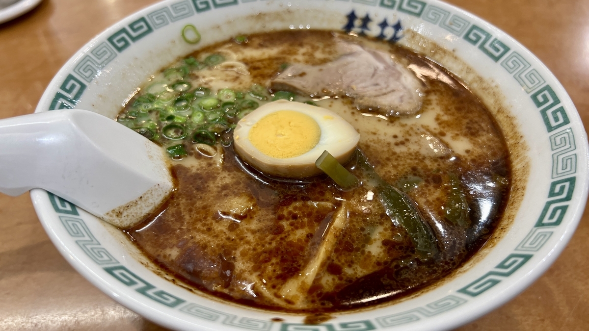 漂浮着马油的桂花拉面碗中盛着半熟味玉和叉烧