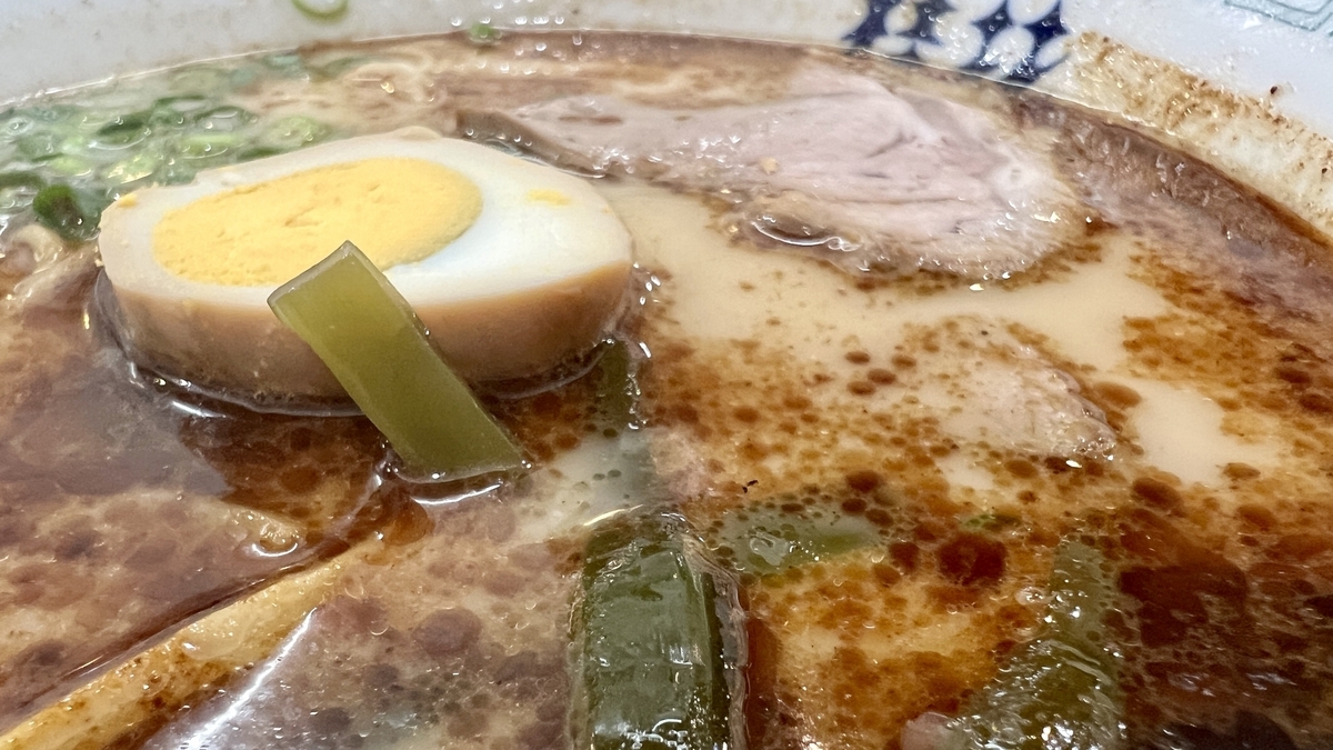 桂花拉面汤面上的叉烧、味玉和马油