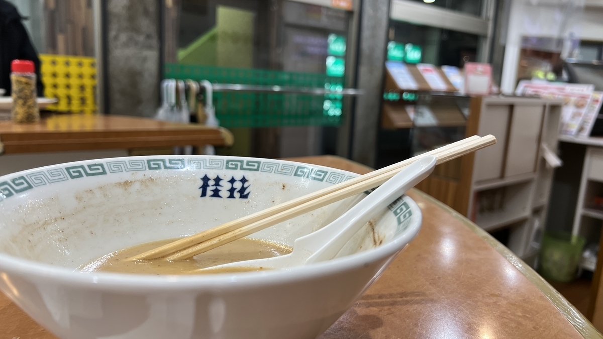 餐后空碗，筷子和汤匙放在桌上