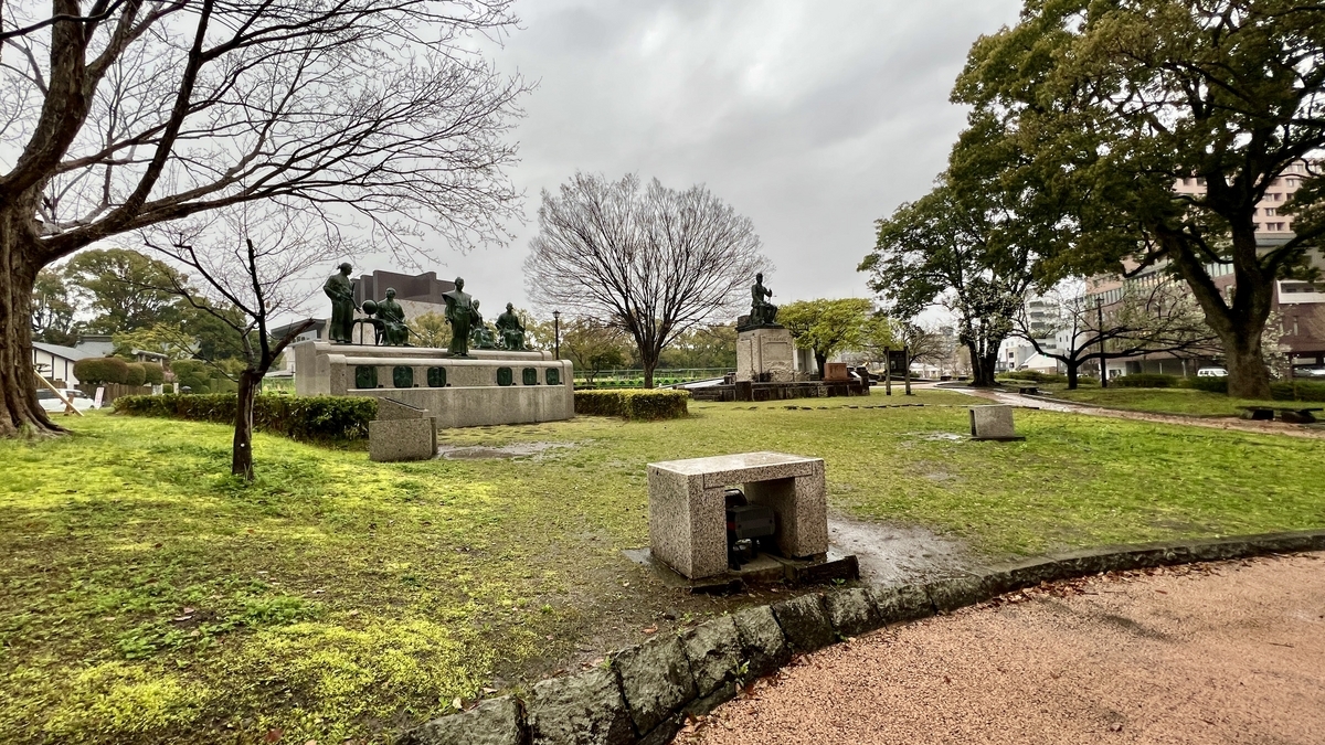 草坪广场上排列着铜像群和石砌小径的高桥公园全景
