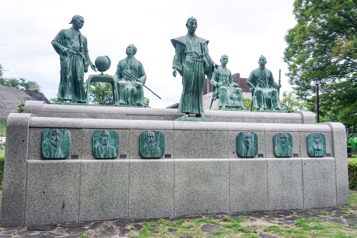 以横井小楠为中心，坂本龙马等四人铜像并排的维新群像碑正面