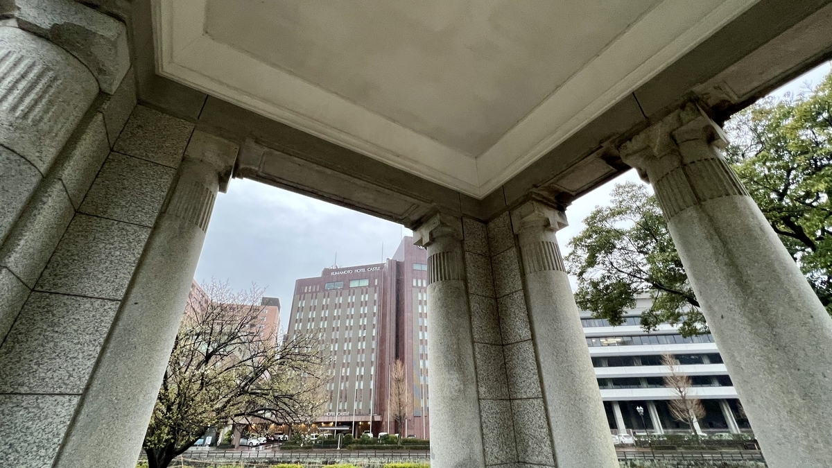 透过旧熊本市政厅门廊遗构石柱看到的熊本城堡酒店