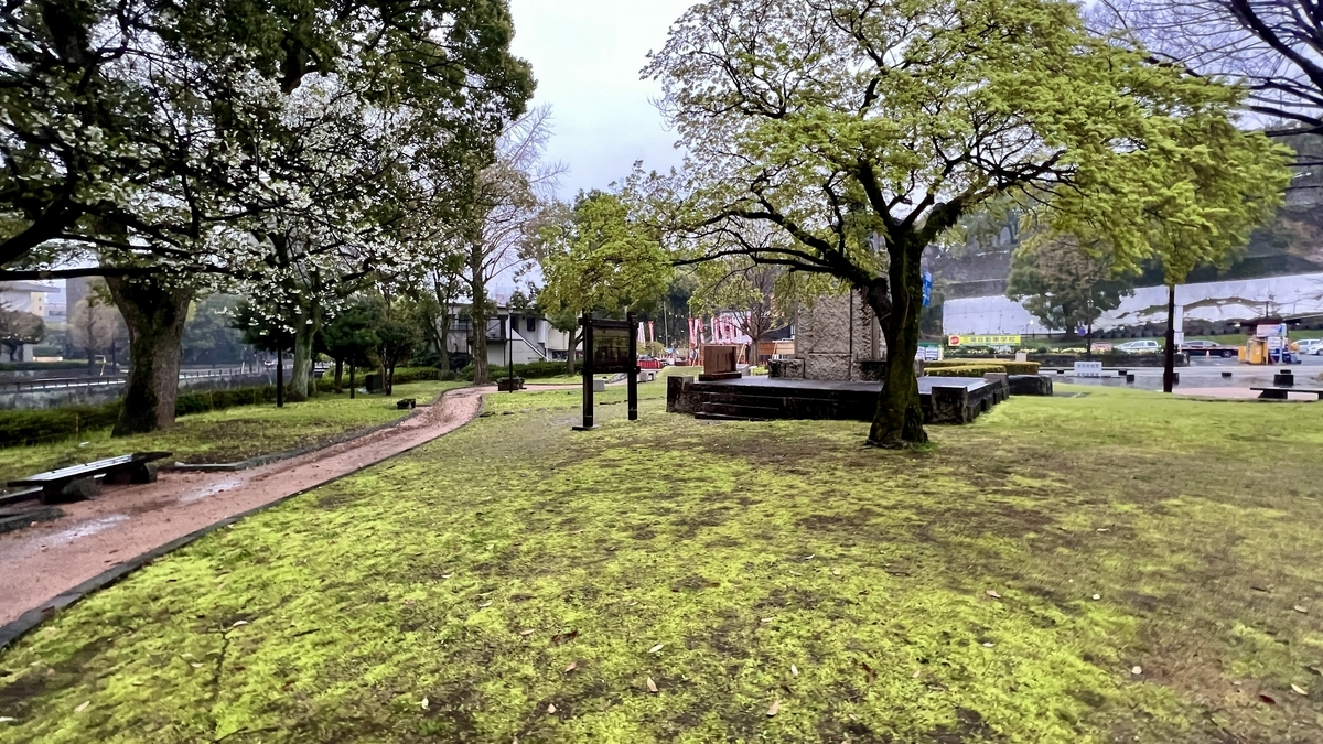 长满苔藓的草坪和蜿蜒碎石路延伸的高桥公园绿意盎然的广场