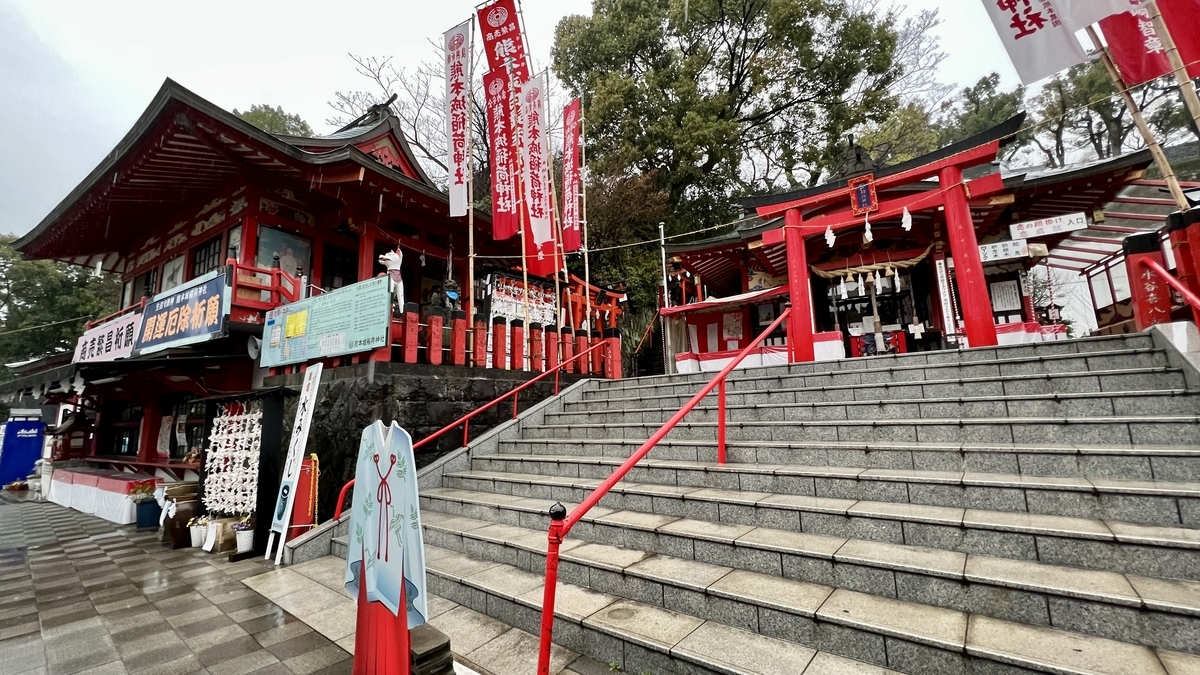 돌계단과 주홍빛 난간으로 둘러싸인 구마모토성 이나리 신사의 본전과 사무소