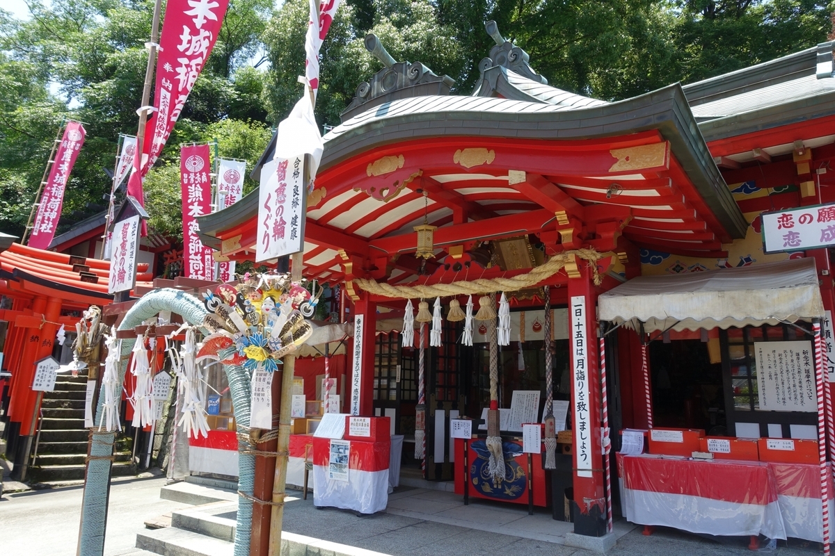 주홍빛 본전 정면과 흰색 시메나와가 걸린 배전