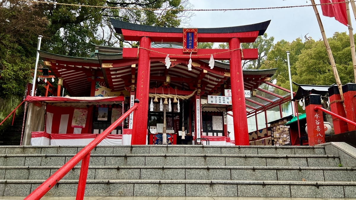 돌계단 위에 서 있는 주홍빛 도리이와 본전 정면