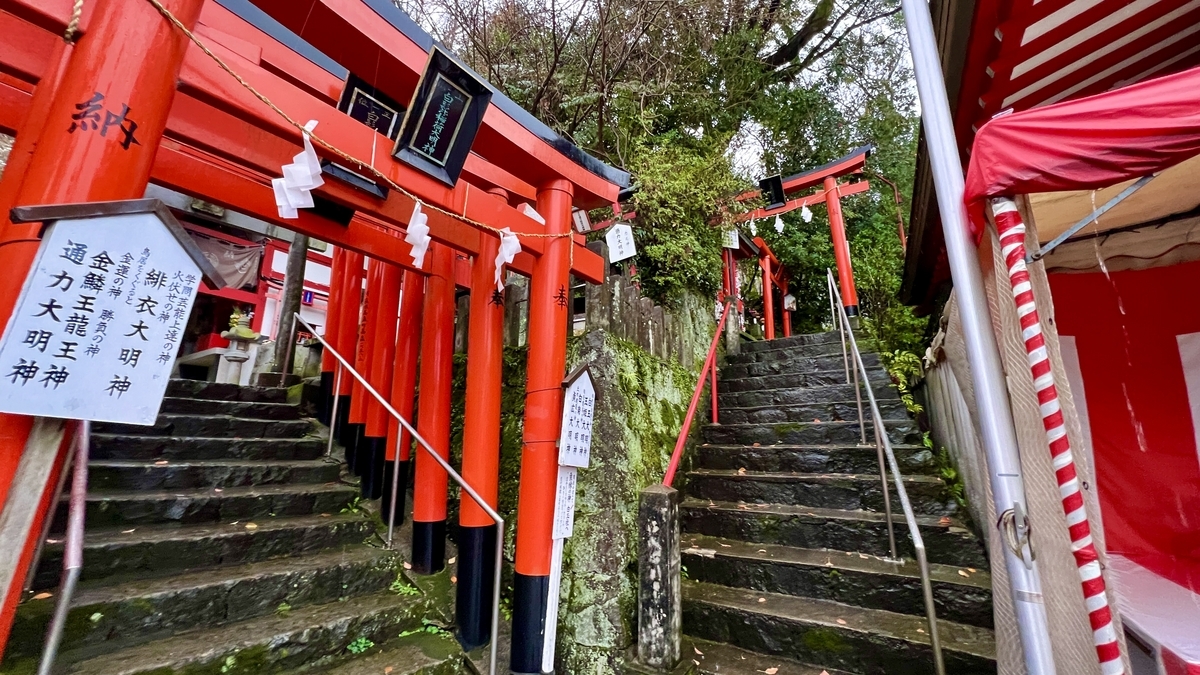 좌우로 갈라지는 돌계단을 따라 이어지는 주홍빛 도리이