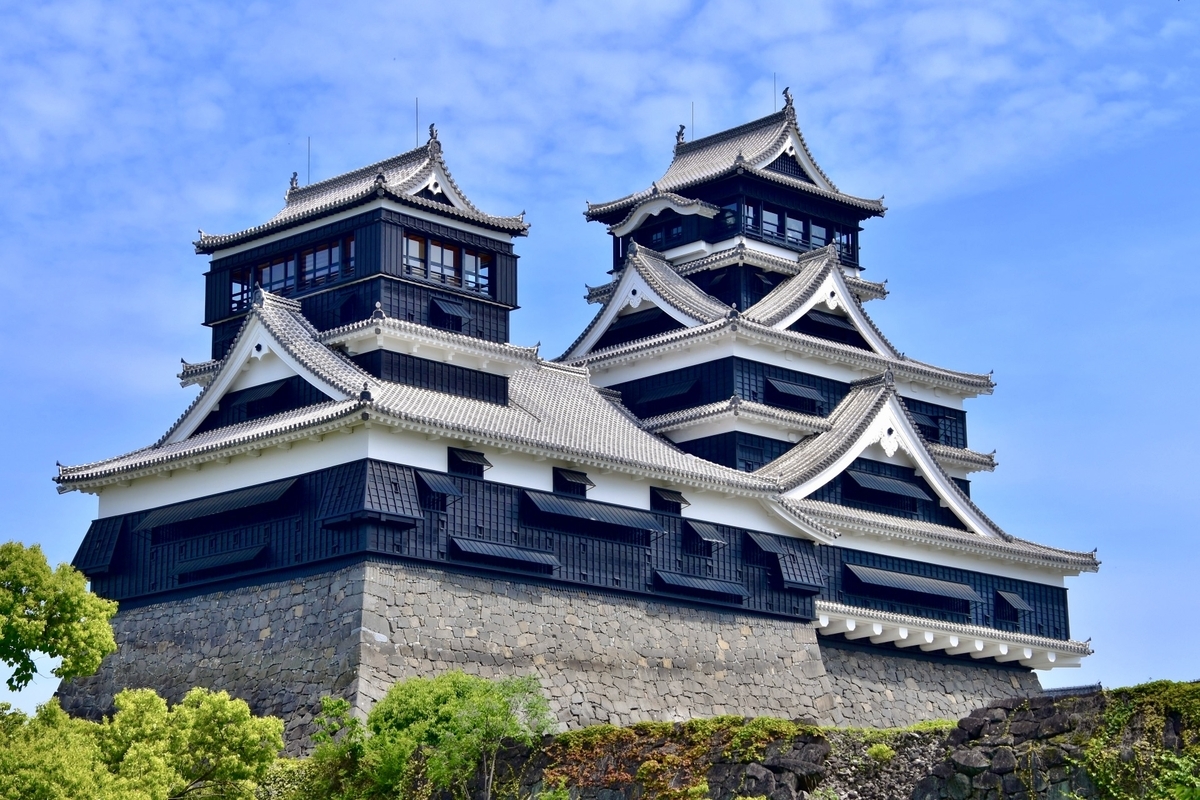 푸른 하늘에 비치는 구마모토성 대천수와 소천수의 검은 외벽과 흰 파풍