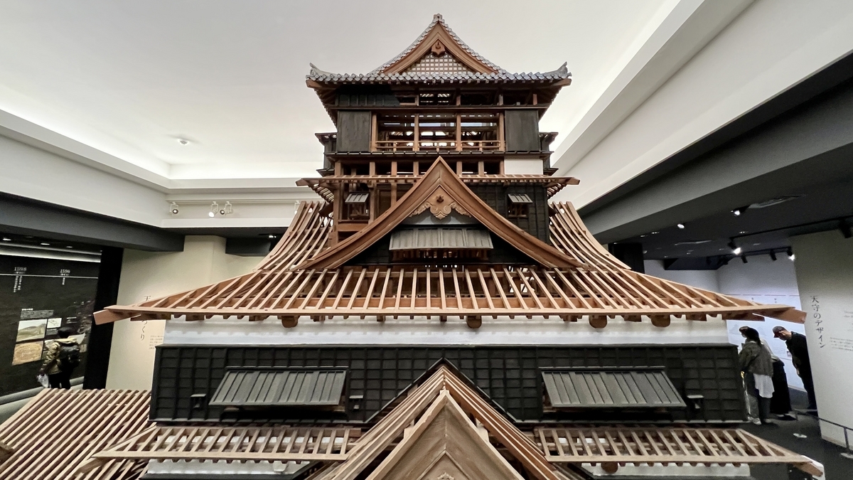 지붕 서까래가 노출된 구마모토성 천수각 모형을 정면에서 본 구조 전시