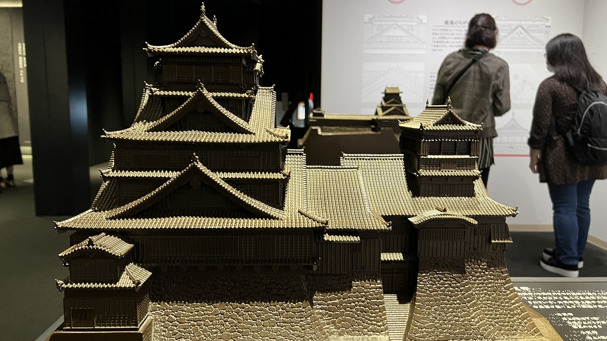 금색 기와가 빛나는 구마모토성 대천수와 소천수의 미니어처 모형