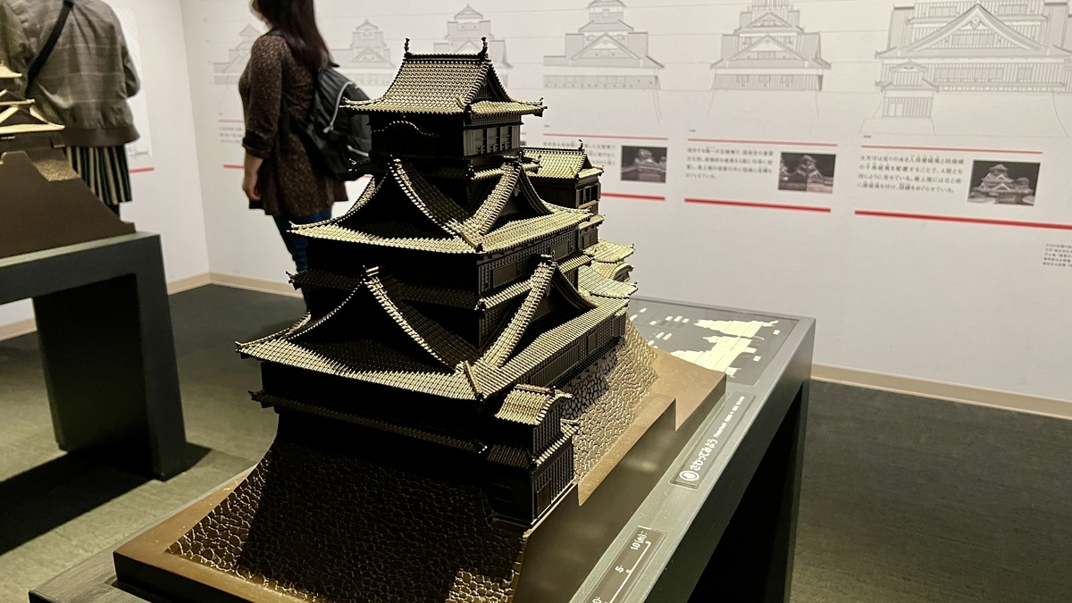 석축 받침대 위에 놓인 구마모토성 대천수의 미니어처 모형