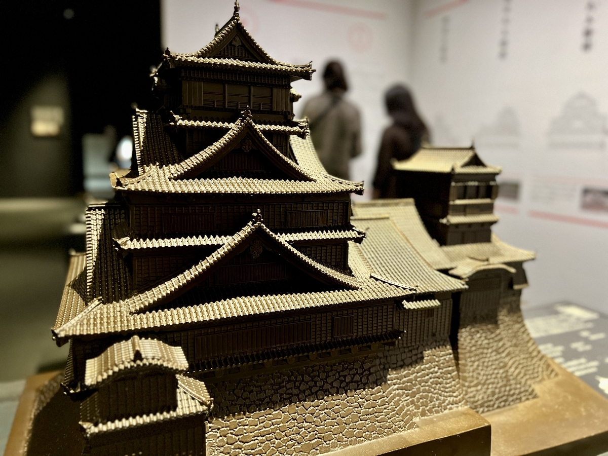 겹쳐진 이리모야 지붕이 눈에 띄는 구마모토성 대천수 미니어처 모형의 비스듬한 전경