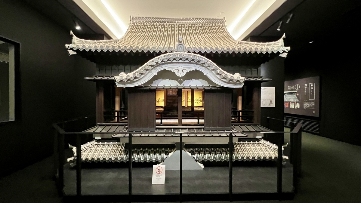 최상층 어상단을 재현한 실물 크기 모형의 우아한 곡선 지붕과 방 내부