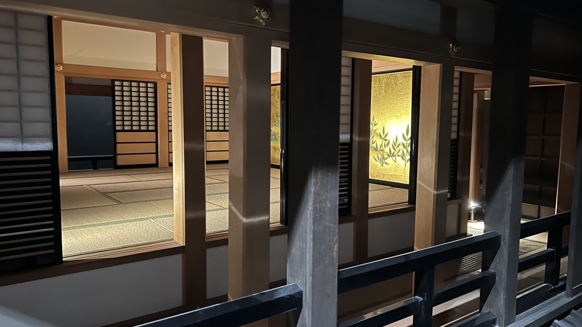 어상단의 다다미방과 금병풍을 장지문 너머로 바라보는 복원 전시