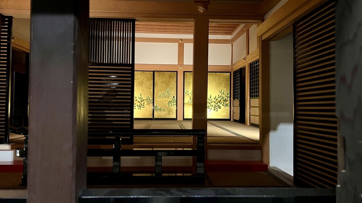 소나무와 가을 들꽃이 그려진 금병풍이 안쪽에 늘어선 어상단 복원 공간