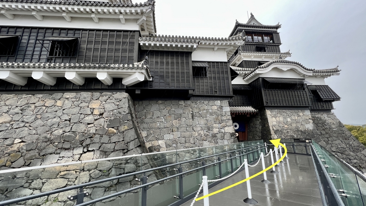 석축을 따라 슬로프에서 천수각 입구로 이어지는 유리 난간 통로