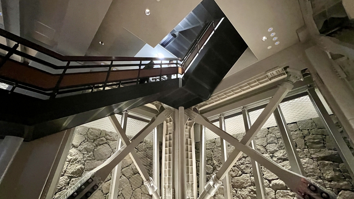 아나구라 복층 공간에 설치된 철골 계단과 내진 보강 기둥 구조