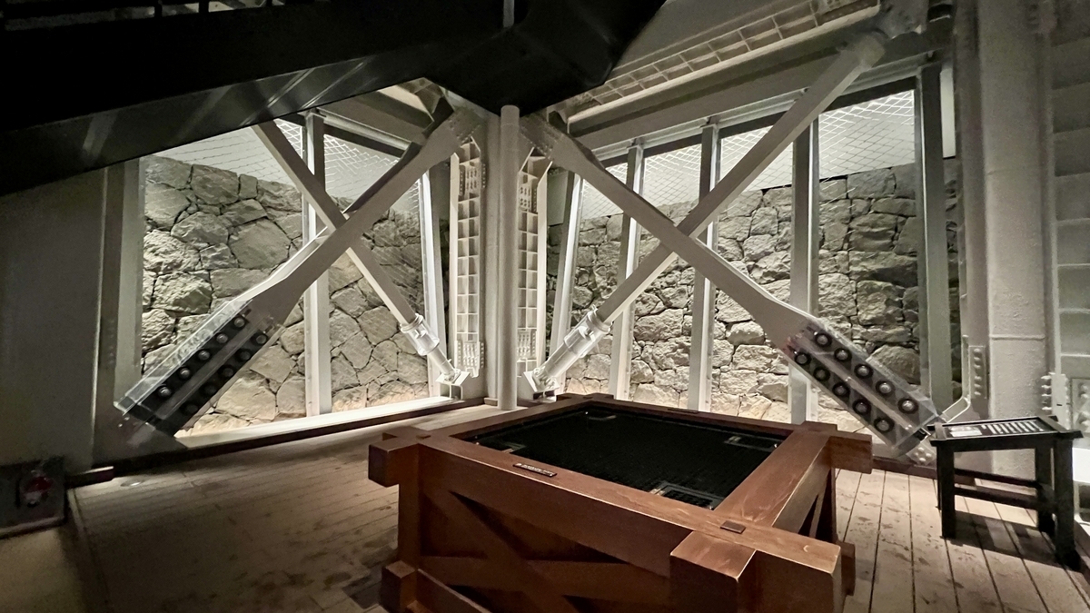 아나구라 바닥에 복원된 우물 자리와 주변의 내진 보강 철골 프레임