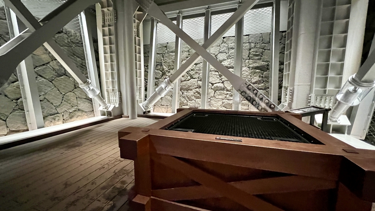 나무 틀로 둘러싸인 우물 자리와 석축을 따라 있는 내진 브레이스가 있는 아나구라 내부