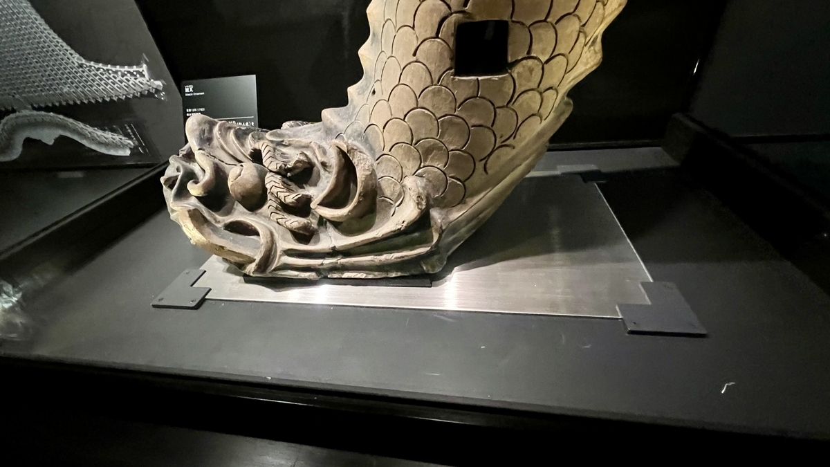 샤치가와라 머리 부분의 조각이 보이는 전시 모형 클로즈업