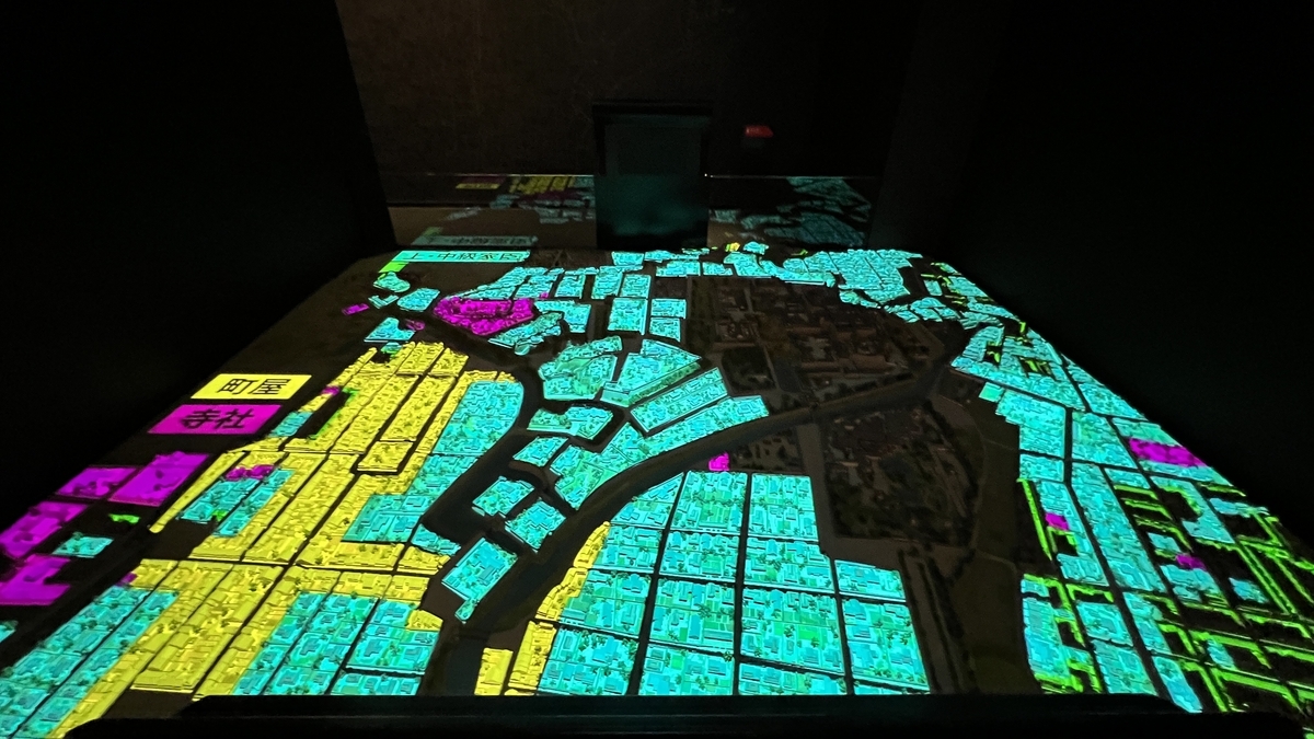 마을 구획을 색으로 구분한 성하마을 모형에 빛을 투사하는 프로젝션 매핑 전시