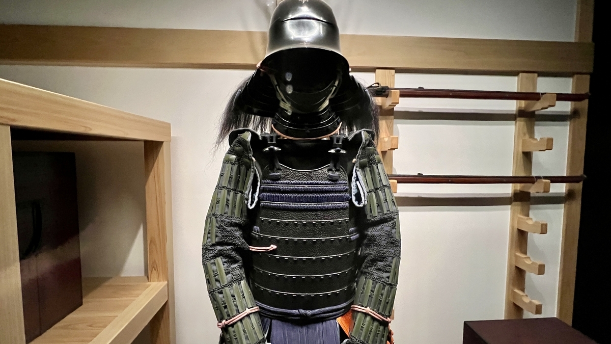 검은 투구와 갑옷이 특징인 호소카와 가문의 갑옷을 정면에서 본 전시