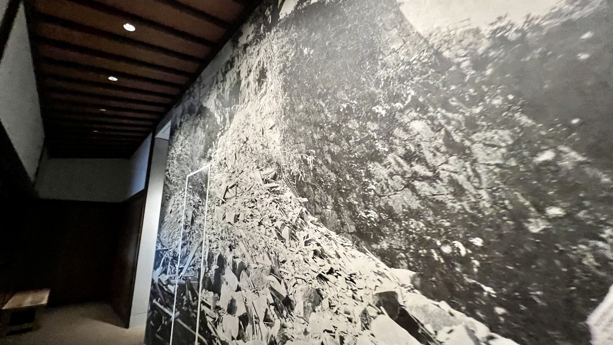 메이지 22년 구마모토 지진으로 붕괴된 석축의 큰 흑백 사진 패널