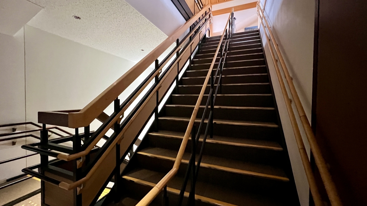 전망 플로어로 이어지는 긴 직선 계단과 나무 난간 통로