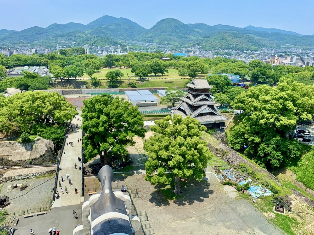 천수각 최상층에서 내려다본 구마모토성의 망루와 녹음이 풍부한 성곽 공원과 먼 산봉우리
