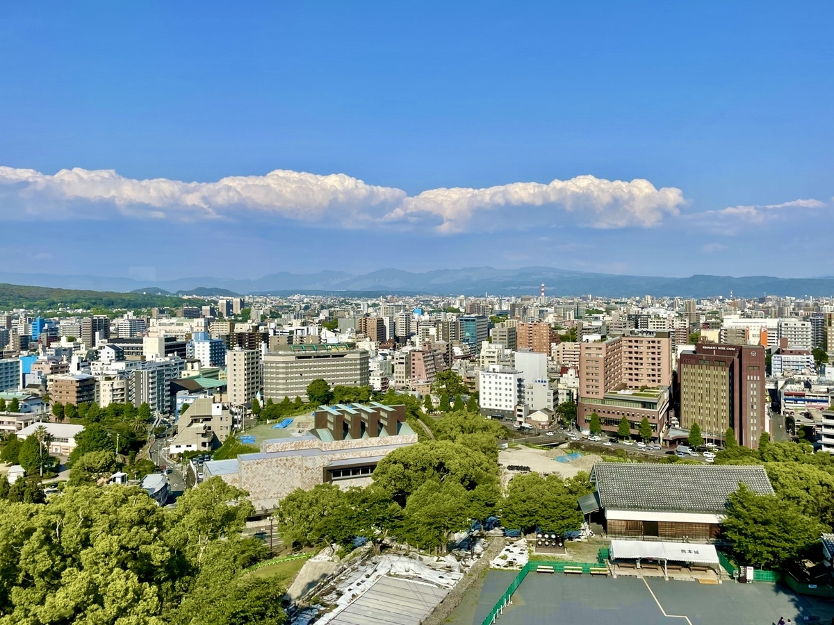 구마모토성 천수각에서 바라본 구마모토 시가지의 빌딩군과 먼 아소 외륜산