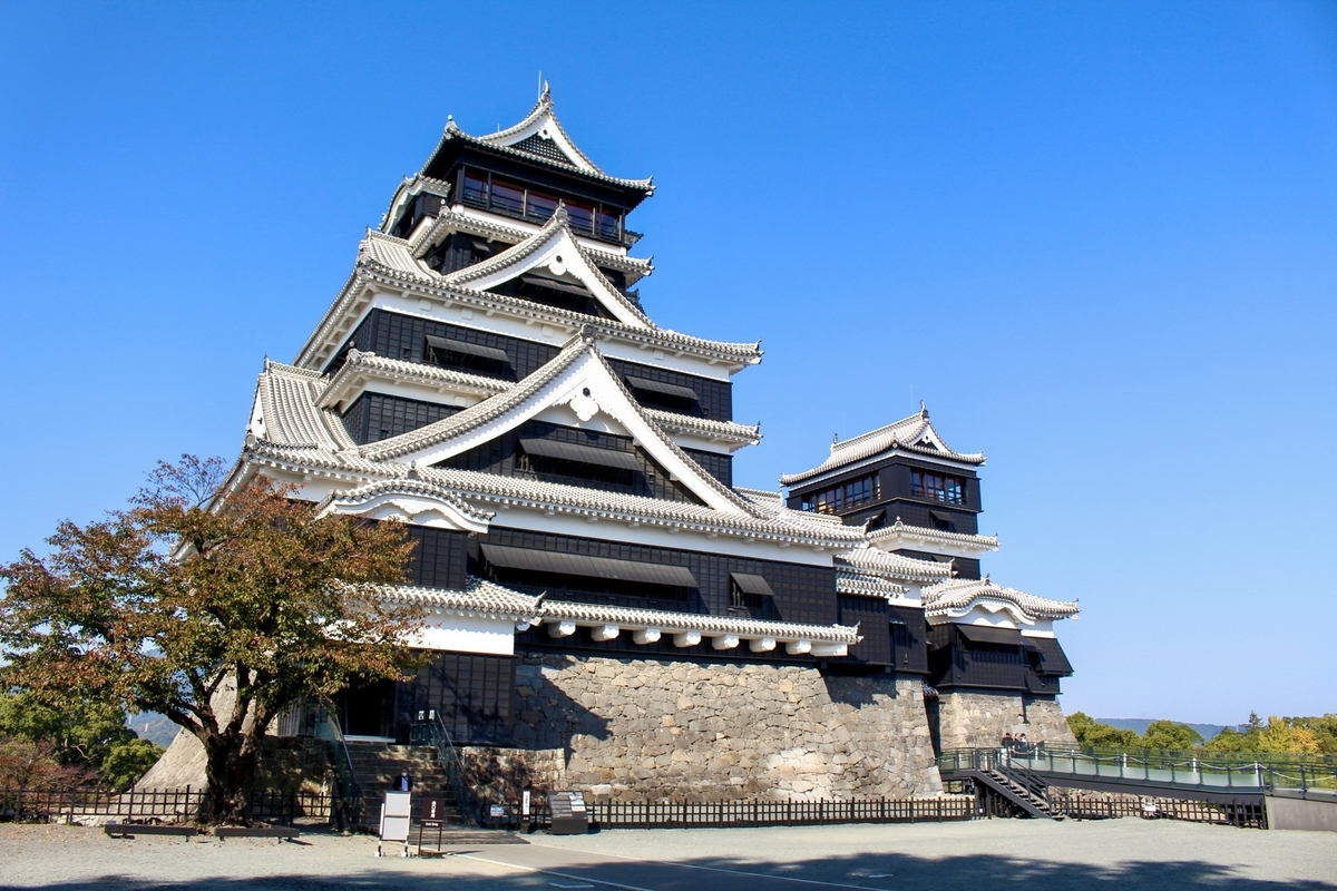 석축 위에 서 있는 구마모토성 대천수와 소천수의 외관과 넓은 광장