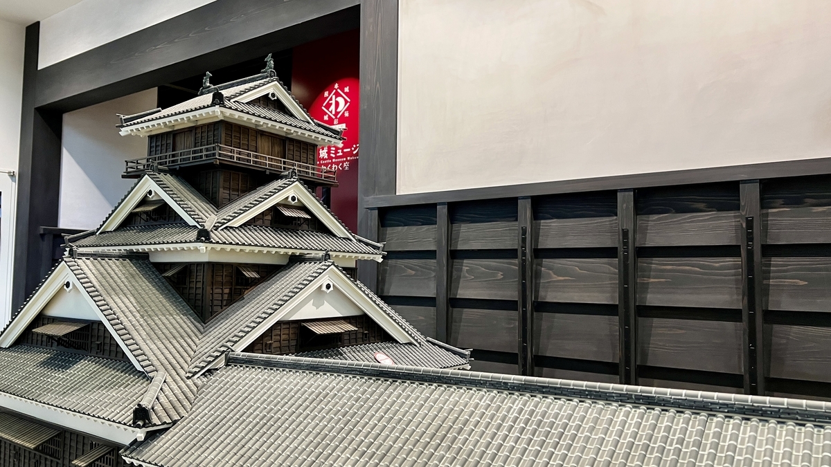 구마모토성 우토 망루 미니어처의 지붕 기와와 목조 구조의 정밀한 조형