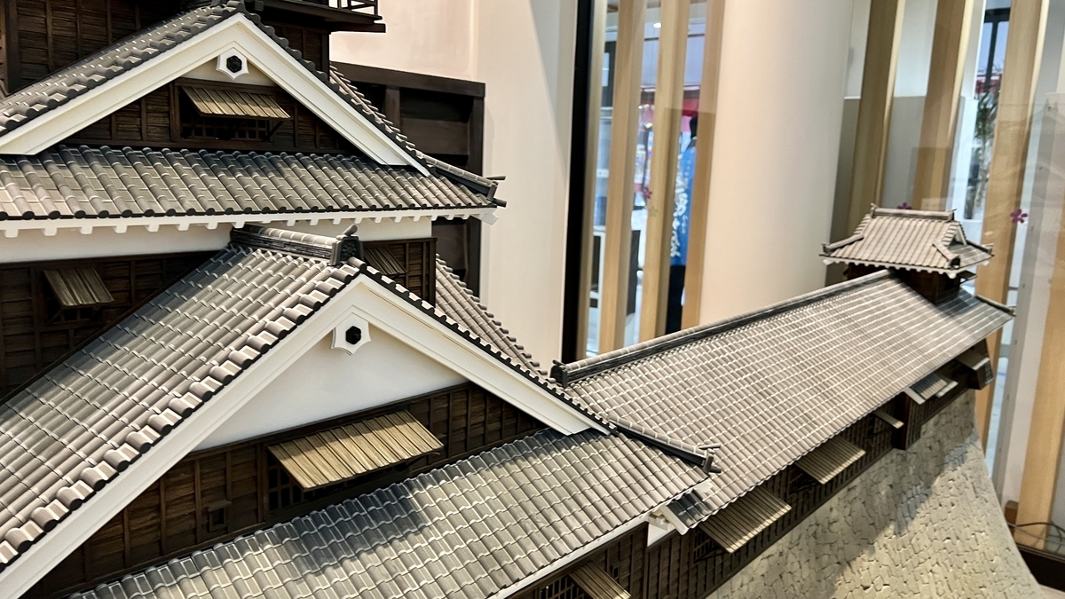 구마모토성 우토 망루 미니어처의 연속된 기와 지붕과 석벽 세부