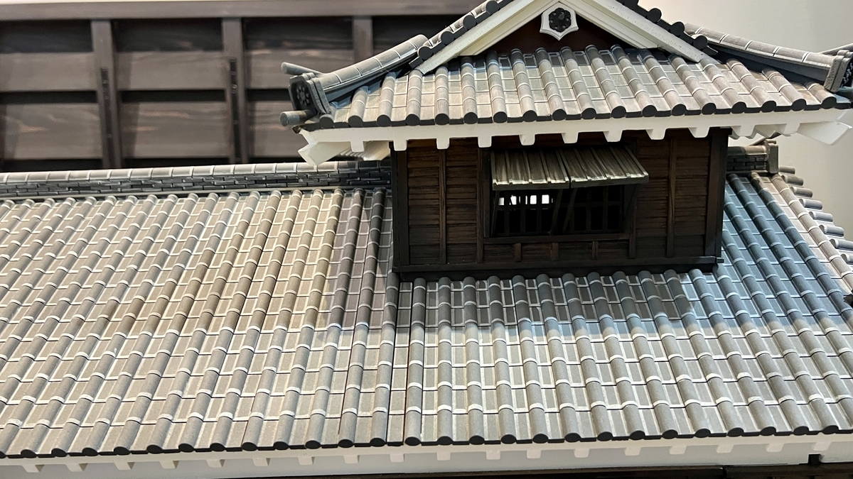 구마모토성 우토 망루 미니어처의 기와 지붕과 목제 망루 창문 근접 촬영