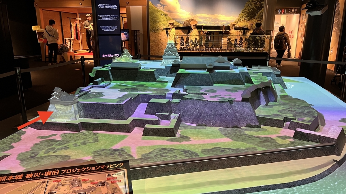 구마모토성 모형에 투영된 지진에 의한 붕락 부분을 나타내는 프로젝션 영상