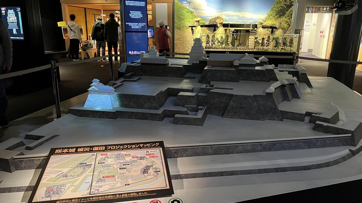 구마모토성 모형에 복구 중인 석벽을 나타내는 파란색 투영