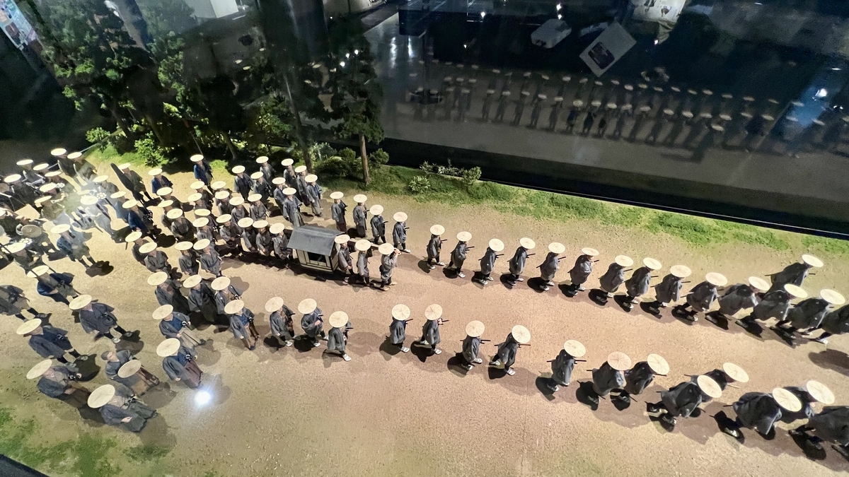 삿갓을 쓴 행렬이 이어지는 어입국어행렬 모형의 조감